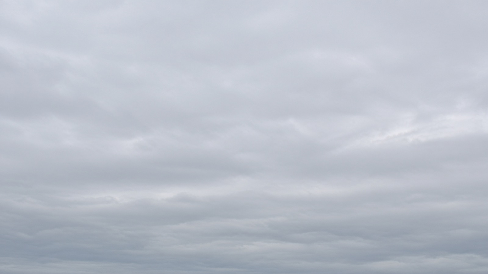 安定成層。下層に層雲がひろがる、コントラストのない灰色の空