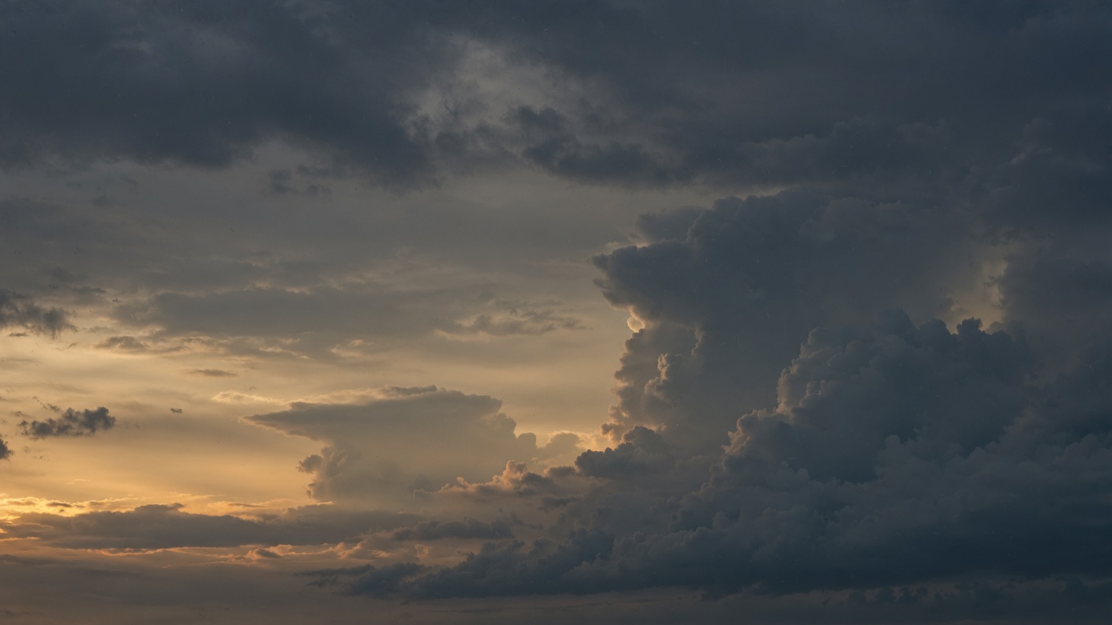 大気の状態が不安定。夕方にそびえる発達した積乱雲